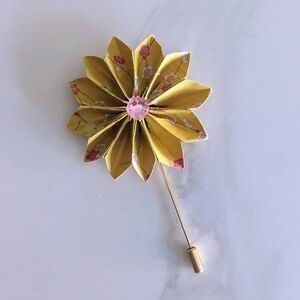 Straw Hat Flower Lapel Pin
